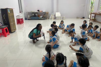 🌸 MỘT GIỜ HỌC TIẾNG ANH THẬT VUI CÙNG NGƯỜI NƯỚC NGOÀI 🌸 Hôm nay, các bé lớp Lá 1 – Trường Mẫu giáo Tân Thành đã có một buổi học tiếng Anh thật vui và đầy hứng thú cùng cô giáo người nước ngoài. Với cách dạy sinh động, gần gũi và tràn đầy năng lượng, thầy đã mang đến cho các bé những giây phút học tập thật thoải mái. Các con vừa được học từ vựng qua trò chơi, hát, nhảy múa, vừa được làm quen với phát âm chuẩn và giao tiếp tự tin hơn. Buổi học không chỉ giúp các bé thêm yêu thích tiếng Anh mà còn mở ra cánh cửa mới để khám phá thế giới xung quanh. Nụ cười rạng rỡ trên khuôn mặt các con chính là minh chứng cho một tiết học đầy niềm vui và ý nghĩa 💖