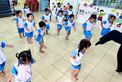 Niềm vui vận động của bé thơ