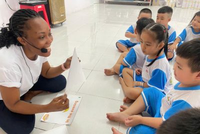 🌍 Hoạt động ngoại khóa học tiếng Anh cùng giáo viên nước ngoài cho trẻ mầm non – Lớp Chồi 1