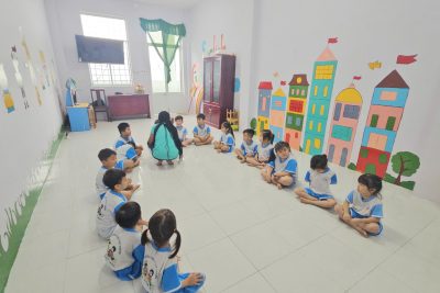 **HOẠT ĐỘNG CHO TRẺ LÀM QUEN TIẾNG ANH – MỘT GIỜ HỌC VUI NHỘN, BỔ ÍCH** 🌸 Với mục tiêu giúp trẻ mầm non được tiếp cận sớm với ngôn ngữ quốc tế, Trường Mẫu giáo Tân Thành đã tổ chức hoạt động “Cho trẻ làm quen Tiếng Anh” trong chương trình giáo dục của nhà trường. Dưới sự hướng dẫn tận tình của cô giáo, trẻ không chỉ học cách phát âm đơn giản mà còn được rèn luyện sự mạnh dạn, tự tin trong giao tiếp. 🌈 Hoạt động “Làm quen Tiếng Anh” giúp trẻ: * Phát triển khả năng nghe – nói tự nhiên. * Nâng cao kỹ năng quan sát, ghi nhớ và phản xạ ngôn ngữ. * Tạo nền tảng ban đầu cho việc học ngoại ngữ ở bậc tiểu học. Không khí lớp học luôn tràn ngập tiếng cười, niềm vui và sự hào hứng. Mỗi tiết học là một hành trình khám phá mới, giúp các bé thêm yêu thích ngôn ngữ và tự tin thể hiện bản thân. 💖 Trường Mẫu giáo Tân Thành sẽ tiếp tục duy trì và mở rộng hoạt động “Làm quen Tiếng Anh” với nhiều hình thức hấp dẫn hơn nữa, góp phần xây dựng môi trường học tập năng động, thân thiện và hội nhập quốc tế cho trẻ ngay từ bậc học mầm non.