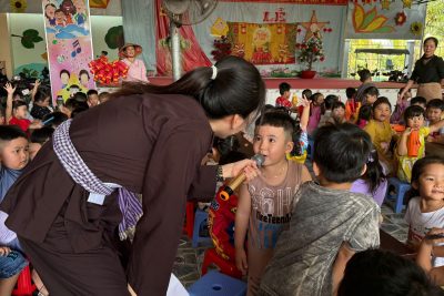 BÉ VUI HỘI TRĂNG RẰM